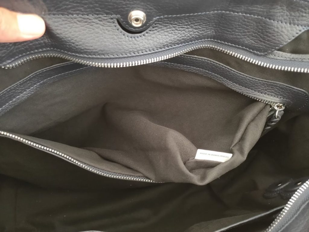 ユニバーサルランゲージイントレチャートバッグの外観中のポケット