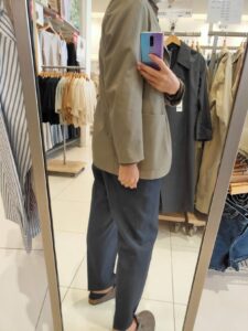 2021年春夏ユニクロUリラックスフィットテーラードジャケットのカーキ後ろ