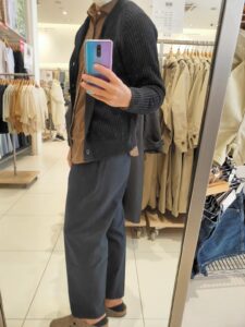 2021年春夏ユニクロUラグランVネックカーディガンのモデルのブラックM横