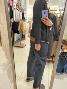 2021年春夏ユニクロUラグランVネックカーディガンのモデルのブラックM後ろ