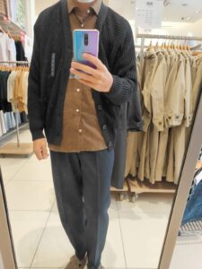 2021年春夏ユニクロUラグランVネックカーディガンのモデルのブラックL前