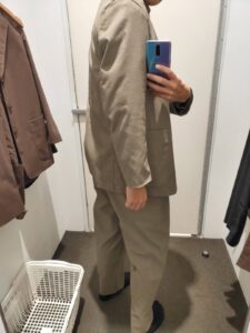 2021年春夏ユニクロUリラックスフィットテーラード ジャケットセットアップのカーキ後ろ