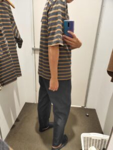 2021年春夏ユニクロUボーダーボートネックTのダークグレーM後ろ