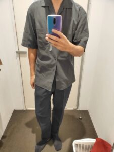 2021年春夏ユニクロUオープンカラーシャツのダークグレーM前